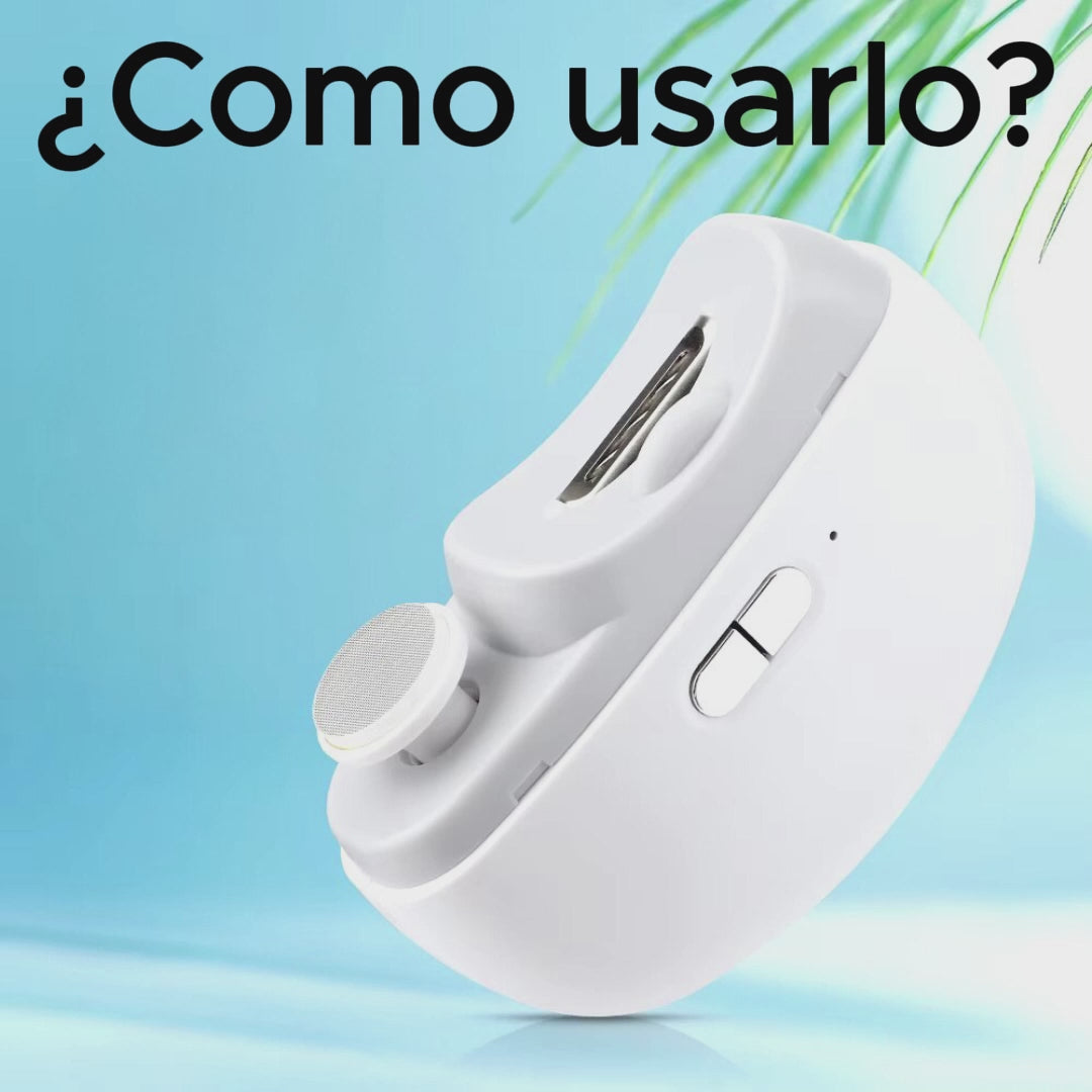 Cargar video: Vídeo explicativo sobre cómo usar el corta uñas automático. El primer paso es retirar la tapa, luego se pulsan durante tres segundos ambos botones, para encender el aparato. Se pulsa dos veces (para modo adulto) el botón derecho para activar el corta uñas y se cortan las uñas. Se pulsa nuevamente el botón para apagar el corta uñas y se pulsa dos veces el botón izquierdo para limar y pulirse la uñas. Una vez hecho se pulsa nuevamente el botón para apagar la lima y se abre, por encime de una papelera, el recipiente de residuos y voila, se acabó el trabo. ¡Rápido, seguro y limpio!